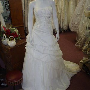 GOLD DESIGNER NEW CANDLELIGHT IVORY WEDDING GOWN- SIZE 6